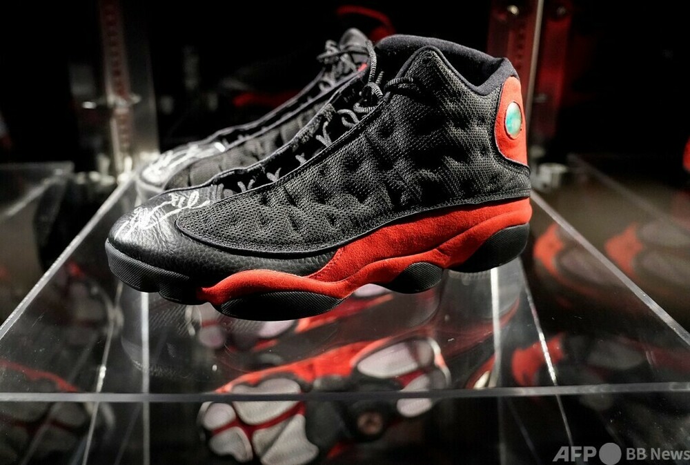 マイケルジョーダン　バスケ　シューズ　美品 ジョーダン氏のシューズ約3億円で落札、試合着用靴として史上最高 写真