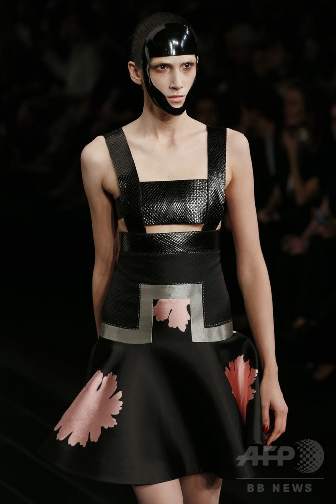 アンティークの着物をモチーフに、「アレキサンダー・マックイーン」15年春夏 