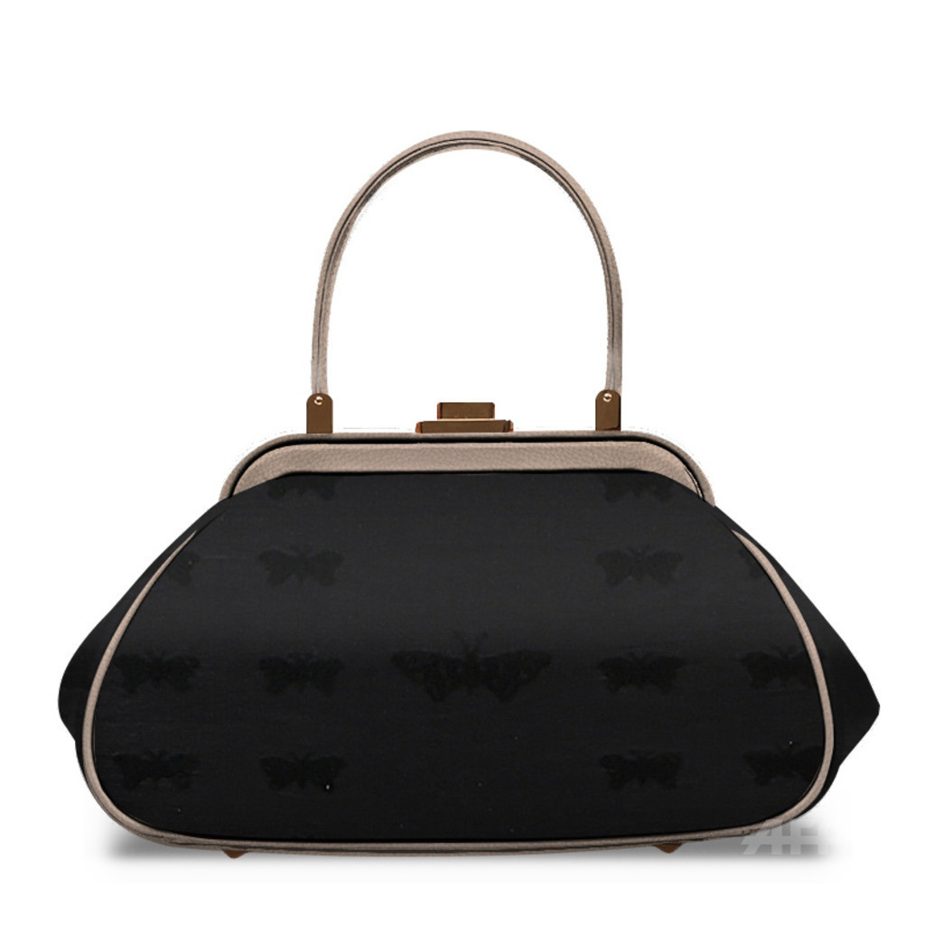 「ロベルタ ディ カメリーノ」カスタムバッグ、SNSでシェアも