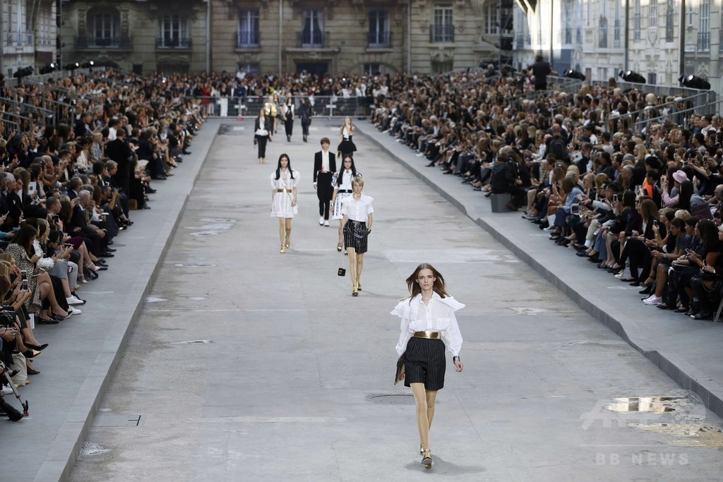 「戦争ではなくファッションを創ろう！」モデルらがデモ行進、「シャネル」15年春夏