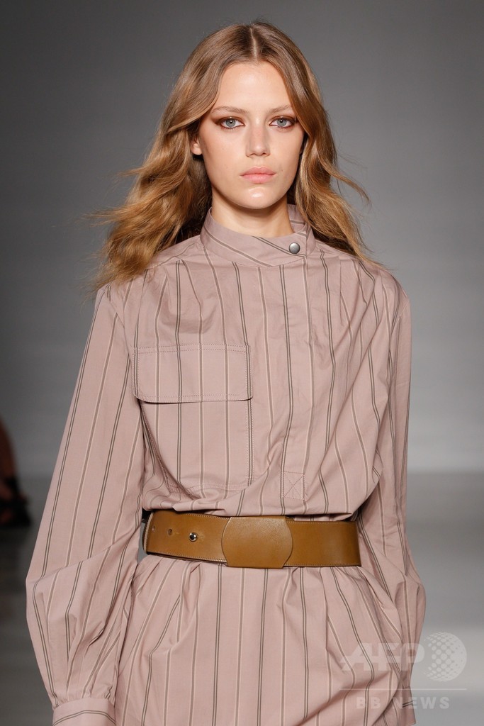 膝下丈のスカートでエレガントに、「ジル・スチュアート」15年春夏