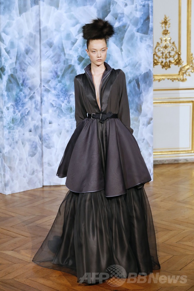 マスキュリンな要素を加えたドレススタイル、「アレクシ・マビーユ」14/15年秋冬オートクチュール