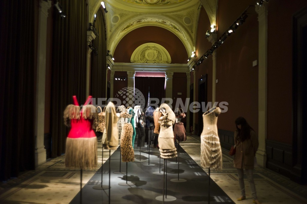 「アライア」展パリで開催、オープニングにユベール・ド・ジバンシィら豪華な顔ぶれ