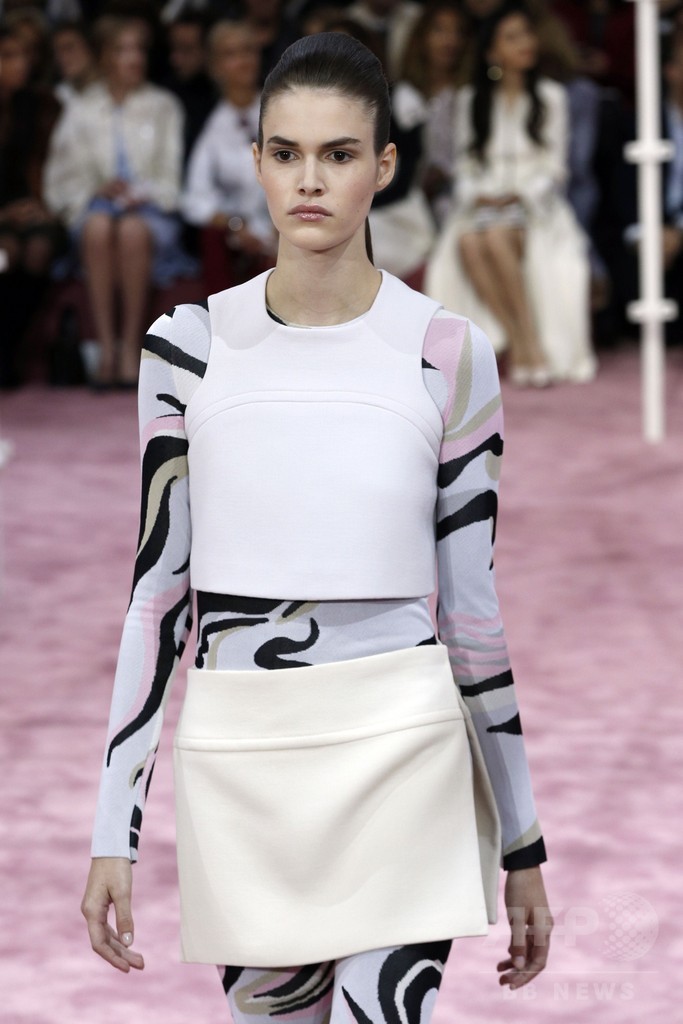 50～70年代の要素を取り入れた新たな女性像を提案、「ディオール」15年春夏オートクチュール