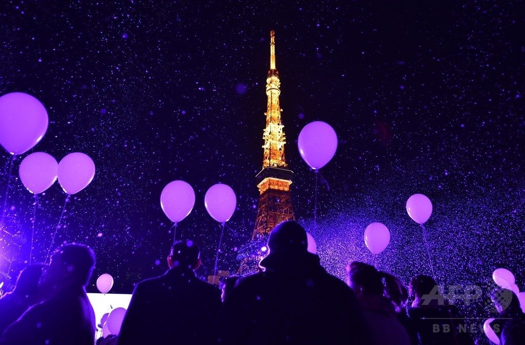 風船1000個が夜空舞う 東京タワー前で新年のカウントダウン 国際ニュース Afpbb News