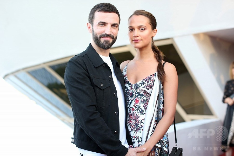 「ルイ・ヴィトン」17年クルーズショーにセレブ集結