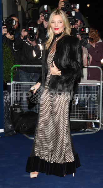 マーク・ジェイコブス、ケイト・モスのバニーガールTシャツを制作