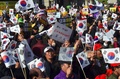 韓国ソウルのソウル駅で行われた朴槿恵（パク・クネ）大統領支持派のデモの様子（2016年11月19日撮影）。(c)AFP/JUNG Yeon-Je