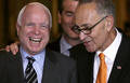 米首都ワシントンD.C.（Washington D.C.）の上院議会の外で記者会見するジョン・マケイン（John McCain）議員（左）とチャールズ・シューマー（Charles Schumer）議員（2013年6月27日撮影）。(c)AFP/Getty Images/Alex Wong