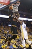 16-17NBAファイナル第5戦、ゴールデンステイト・ウォリアーズ対クリーブランド・キャバリアーズ。ゴールデンステイト・ウォリアーズのケビン・デュラント（右）をかわして得点を狙うクリーブランド・キャバリアーズのレブロン・ジェームズ（2017年6月12日撮影）。(c)AFP/Getty Images/Ezra Shaw