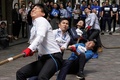 東京丸の内で行われた綱引き大会の様子（2023年4月17日撮影）。(c)Kazuhiro NOGI / AFP