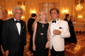 ヴェネチアで開催されたファッションデザイナーのヴァレンティノ・ ガラヴァーニ（Valentino Garavani）を追ったドキュメンタリー作品『Valentino: The Last Emperor』の上映アフターパーティーに登場した（左から）ビジネスパートナーのジャンカルロ・ ジャンメッティ（Giancarlo Giammetti）、伊「ヴォーグ（VOGUE）」編集長フランカ・ソッツァーニ（Franca Sozzani）、ヴァレンティノ本人（2008年8月28日撮影）。(c)Fashion Week Daily