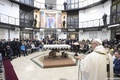 伊ローマの刑務所で行われたイースター（復活祭）前の「聖木曜日」に行われる儀式「洗足式」を前に受刑者らに語り掛けるローマ・カトリック教会のフランシスコ法王（2018年3月29日公開）。(c)AFP/VATICAN MEDIA