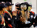 第2回ワールド・ベースボール・クラシック（%%2009 World Baseball Classic%%）決勝、韓国を延長10回5-3で下し、大会連覇を果たしてトロフィーを笑顔で見つめる日本のイチロー（%%Ichiro Suzuki%%、左）。（2009年3月23日撮影）(c)AFP/Getty Images/Kevork Djansezian