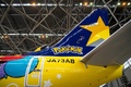 東京・羽田空港で公開された、スカイマークのボーイング737-800型機「ピカチュウジェット」（2021年6月21日撮影）。(c)Charly TRIBALLEAU / AFP