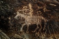イラク中部ホメイン郊外の丘陵地帯で発見された古代の岩壁画（2016年10月24日撮影）。(c)AFP/ATTA KENARE