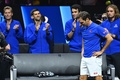 男子テニスの欧州チームとワールドチームの対抗戦、レーバー・カップ初日。現役最後の試合を終え、涙を流す欧州チームのロジャー・フェデラー（右、2022年9月24日撮影）。(c)Glyn KIRK / AFP
