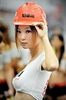 中国上海（Shanghai）で開催された同国最大のデジタル・ゲームショー、「チャイナジョイ（ChinaJoy）｣でビキニスタイルの短パン姿で来場者を迎えるコンパニオン（2010年7月29日）。(c)AFP/PHILIPPE LOPEZ