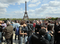 仏パリ（Paris）のトロカデロ（Trocadero）広場で、エッフェル塔（Eiffel Tower）を背に「キスイン」を行う人びと（2010年5月16日撮影）。(c)AFP/JACQUES DEMARTHON