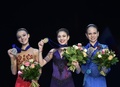 フィギュアスケート欧州選手権、女子シングル・フリースケーティング（FS）。表彰式に臨む（左から）2位のアンナ・シェルバコワ、優勝したアリョーナ・コストルナヤ、3位のアレクサンドラ・トゥルソワ（2020年1月25日撮影）。(c) Daniel MIHAILESCU/ AFP