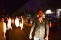 アフガニスタン西部ヘラートで、モスクでの爆発事件の後、路上に立つ人々（2017年8月1日撮影）。(c)AFP/Hoshang Hashimi