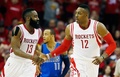 14-15NBAプレーオフ1回戦（7回戦制）、ヒューストン・ロケッツ対ダラス・マーベリックス。喜びを分かち合うヒューストン・ロケッツのジェームス・ハーデンとドワイト・ハワード（2015年4月18日撮影）。(c)AFP/Getty Images/Scott Halleran