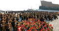 北朝鮮の平壌（Pyongyang）で開かれた朝鮮人民軍の集会を撮影したとされる写真。故金日成（Kim Il-Sung）国家主席や故金正日（Kim Jong-Il）総書記の像に献花する兵士ら（2013年12月16日撮影、公開）。(c)AFP/KCNA via KNS