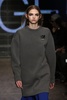 米ニューヨーク市内で発表された「DKNY」15/16年秋冬コレクション（2015年2月15日撮影）。(c)AFP/Getty Images/Neilson Barnard