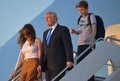 米メリーランド州のアンドルーズ空軍基地で、大統領専用機「エアフォースワン」から降り立つドナルド・トランプ米大統領、メラニア夫人、息子バロン君（右、2017年6月11日撮影）。(c)AFP/MANDEL NGAN