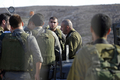 パレスチナ自治区ヨルダン川西岸（West Bank）のヘブロン（Hebron）近郊で、墜落したイスラエル空軍の戦闘機の残がいを捜索するイスラエル軍兵士に指示を与える士官（中央、2009年9月13日撮影）。(c)AFP/DAVID BUIMOVITCH