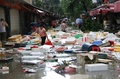 台風14号が上陸した中国・福建省のアモイで、冠水し物品が散乱する通りを片付ける住民たち（2016年9月15日撮影）。(c)AFP
