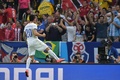 サッカーW杯ブラジル大会（2014 World Cup）グループB、スペイン対チリ。前半43分に追加点を決め歓喜するチリのチャルレス・アランギス（Charles Aranguiz、2014年6月18日撮影）。(c)AFP/GABRIEL BOUYS