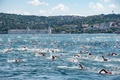 トルコ・イスタンブールで開かれた「ボスポラス海峡大陸間水泳大会」の参加者ら（2019年7月21日撮影）。(c)Yasin AKGUL / AFP
