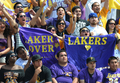 08-09NBAファイナルを制したロサンゼルス・レイカーズ（%%Los Angeles Lakers%%）の優勝パレードが17日、ロサンゼルス（Los Angeles）で行われ、数万人ものバスケットボールファンが祝福のため、市内中心部に詰めかけた。レイカーズの本拠地ステープルズ・センター（Staples Center）から始まったパレードは、8万人のファンが待つロサンゼルス・メモリアル・コロシアム（Los Angeles Memorial Coliseum）まで行われ、数百人の警察官が動員され。写真はメモリアル・コロシアムに集まったレイカーズのファン。（2009年6月17日撮影）(c)AFP/MARK RALSTON