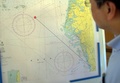 台湾・台北で開かれた記者会見で、地図に示された誤発射ミサイルの飛行ルートを見つめる記者（2016年7月1日撮影）。(c)AFP/SAM YEH