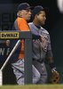 米大リーグ（MLB）のデトロイト・タイガース（Detroit Tigers）に所属するミゲル・カブレラ（Miguel Cabrera）が、45年ぶりの3冠王に輝いた。

カンザスシティ・ロイヤルズ（Kansas City Royals）との試合途中にベンチに退き、ジム・リーランド（Jim Leyland）監督と抱擁を交わすミゲル・カブレラ（2012年10月3日撮影）。(c)AFP/Getty Images/Ed Zurga
