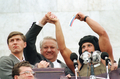 ロシア・モスクワ（Moscow）のロシア大統領府前の戦車の上で、兵士と握手するボリス・エリツィン（Boris Yeltsin）ロシア大統領（1991年8月22日撮影）。(c)AFP/ANDRE DURAND

&lt;a href=&quot;http://www.afpbb.com/article/war-unrest/2820297/7643483&quot;&gt;&lt;b&gt;記事本文を読む&lt;/b&gt;&lt;/a&gt;