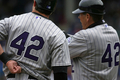 米大リーグ（MLB）で15日、アフリカ系米国人初の大リーガーとして活躍した故ジャッキー・ロビンソン（%%Jackie Robinson%%）氏の栄誉をたたえるジャッキー・ロビンソンデーを迎え、全試合で全選手、全コーチ陣、全審判員が同氏の永久欠番である背番号「42」を着用して試合に臨んだ。写真はシカゴ・カブス（%%Chicago Cubs%%）戦で、リッチ・ダウアー（%%Rich Dauer%%）三塁コーチと言葉を交わすコロラド・ロッキーズ（%%Colorado Rockies%%）のイアン・スチュワート（%%Ian Stewart%%）。（2009年4月15日撮影）（c）AFP/Getty Images/Jonathan Daniel