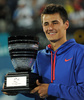 テニス、アピア国際（2013 Apia International Sydney Tennis Tournament）、男子シングルス決勝。トロフィーを手にポーズをとるバーナード・トミック（Bernard Tomic、2013年1月12日撮影）。(c)AFP/Greg WOOD