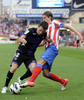 12-13スペイン1部リーグは23日、第5節の試合が各地で行われ、アトレティコ・マドリード（Atletico de Madrid）は2-1でレアル・バジャドリード（Real Valladolid）に勝利した。

レアル・バジャドリードのアントニオ・ルカビナ（Antonio Rukavina、左）とボールを競るアトレティコ・マドリードのフィリペ・ルイス・カスミルスキ（Filipe Luis Kasmirski、2012年9月23日撮影）。(c)AFP/DOMINIQUE FAGET