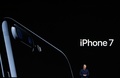 米サンフランシスコで行われたアップルの発表会で、「iPhone 7」を発表するティム・クックCEO（2016年9月7日撮影）。(c)AFP/Josh Edelson