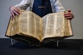 米ニューヨークの競売大手サザビーズに展示された、最古のヘブライ語聖書とされる「サスーン写本」（2023年2月15日撮影）。(c)Ed JONES / AFP