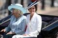 英ロンドンで、エリザベス女王の在位70年祝賀行事の一環として行われた「軍旗分列行進式」で馬車に乗るキャサリン妃（右）とカミラ皇太子夫人（2022年6月2日撮影）。(c)Daniel LEAL / various sources / AFP