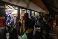 ウクライナからの難民。ポーランド東部プシェミシルの駅で（2022年2月26日撮影）。(c)Wojtek RADWANSKI / AFP
