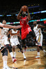 14-15NBA、ニューオーリンズ・ペリカンズ対ヒューストン・ロケッツ。得点を狙うヒューストン・ロケッツのジェームス・ハーデン（中央、2015年3月25日撮影）。(c)AFP/Getty Images/NBAE/Layne Murdoch Jr.