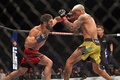 総合格闘技イベント「UFC 280」、ライト級王座決定戦。チャールズ・オリベイラ（右）と対戦するイスラム・マカチェフ（2022年10月22日撮影）。(c)Giuseppe CACACE/ AFP