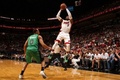 12-13NBAは12日、各地で試合が行われ、マイアミ・ヒート（Miami Heat）は109-101でボストン・セルティックス（Boston Celtics）を下した。

ボストン・セルティックスのエイブリー・ブラッドリー（Avery Bradley、左）をかわしてシュートを放つマイアミ・ヒートのドウェイン・ウェイド（Dwyane Wade、2013年4月12日撮影）。(c)AFP/Getty Images/NBAE/Issac Baldizon