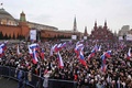 ロシア・モスクワの赤の広場で開かれた、クリミア半島併合10年を祝う集会に参加した人々（2024年3月18日撮影）。(c)NATALIA KOLESNIKOVA / POOL / AFP