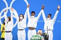 東京五輪、競泳女子4×100メートルリレー決勝。銅メダル獲得を喜ぶ米国のシモーネ・マヌエル（右、2021年7月25日撮影）。(c)Attila KISBENEDEK/ AFP