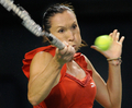 女子テニス、東レ・パンパシフィック・オープン（%%Toray Pan Pacific Open 2009%%）シングルス3回戦。大会第7シードのエレナ・ヤンコビッチ（%%Jelena Jankovic%%、セルビア）は、ロシアのエレナ・ベスニナ（%%Elena Vesnina%%）と対戦。ヤンコビッチは第1セットを6-1で制し迎えた第2セット途中（3-0）にベスニナが負傷棄権したため、準々決勝に進出した。写真はリターンショットを放つエレナ・ヤンコビッチ。（2009年9月30日撮影）(c)AFP/Toru YAMANAKA